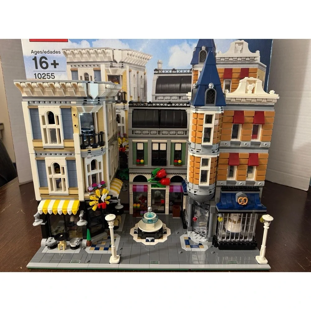 LEGO 10255 Assembly Square 10th Anniversary 99% Complete w/Box No Manual Retired